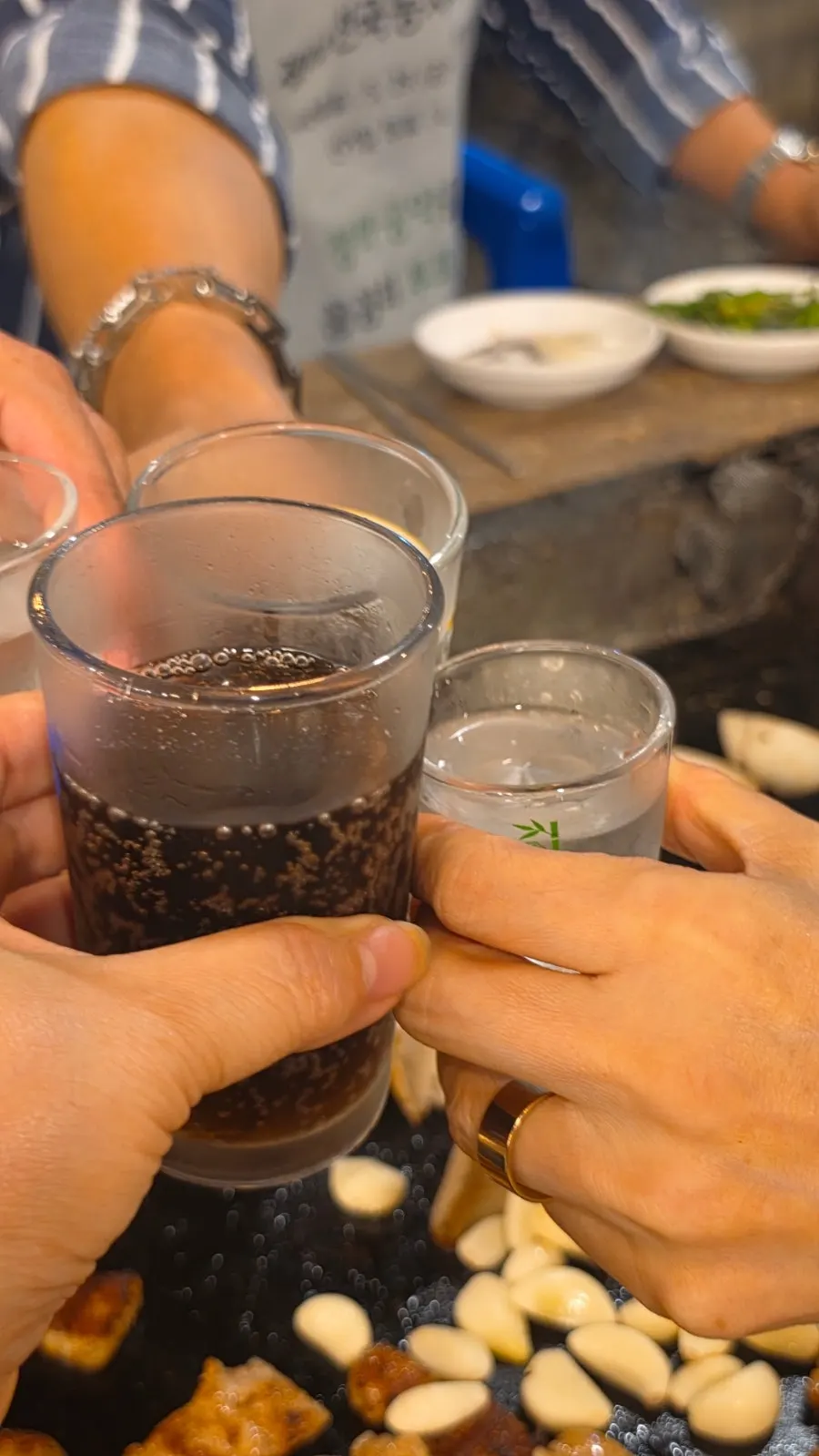 세로로 담은 고기 구이 장면