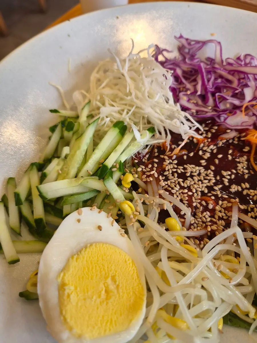 Top 1% jjolmyeon topped with vegetables