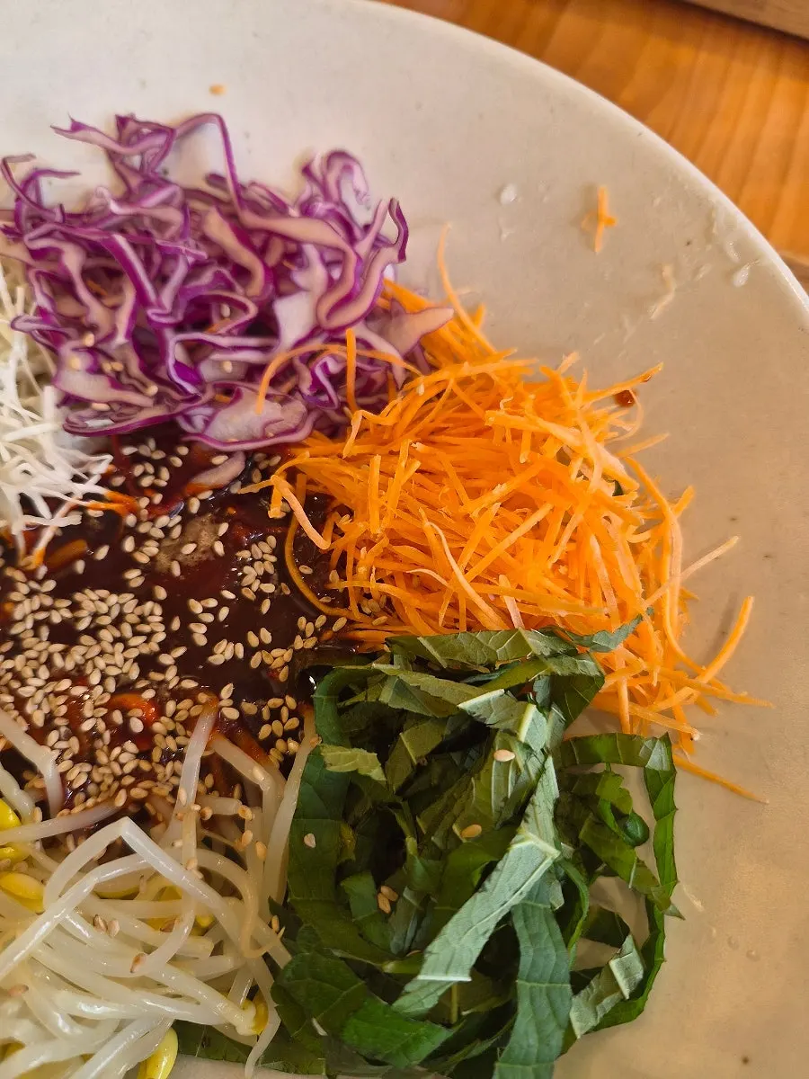 Close-up of jjolmyeon sauce and fresh vegetables