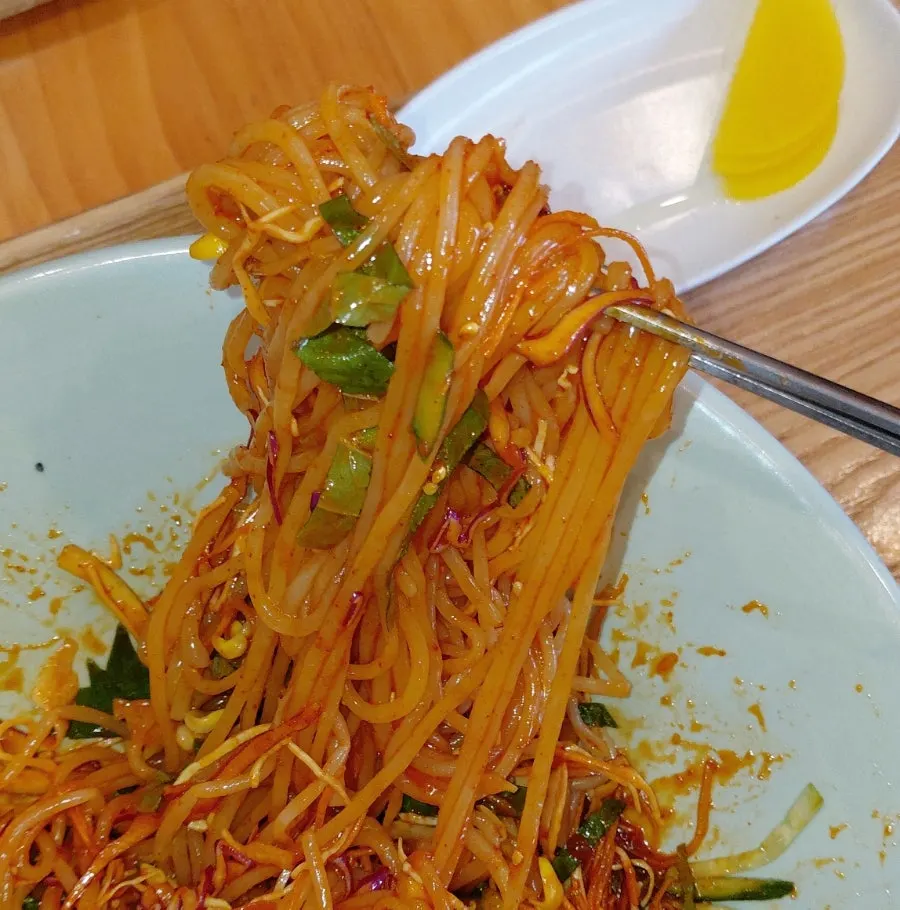 당근 오이 적채 콩나물 깻잎이 올라간 칠성비빔쫄면