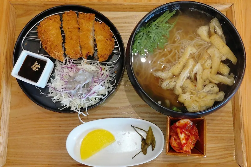 장국에 적셔 먹는 소바 면발