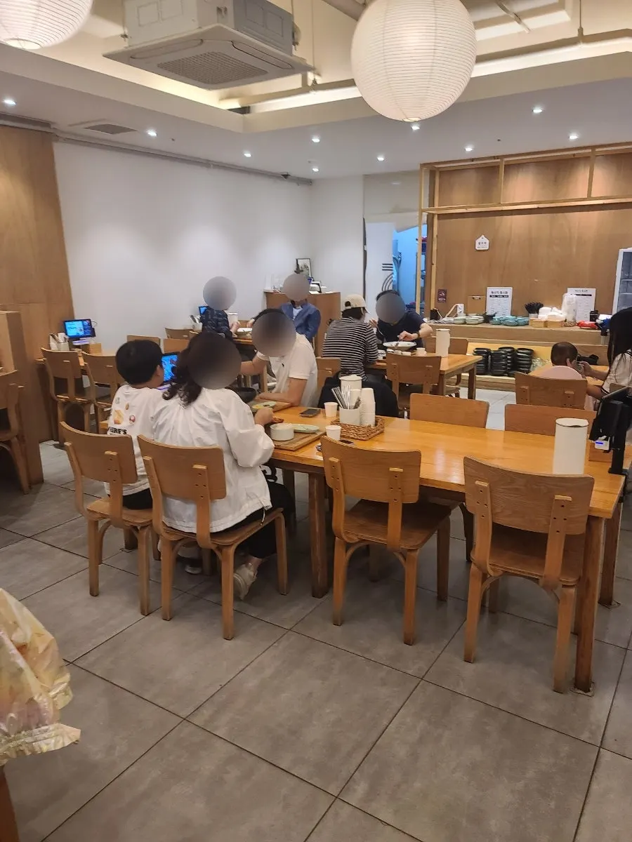 Table seating at Chilseong Jemyeonso Suji