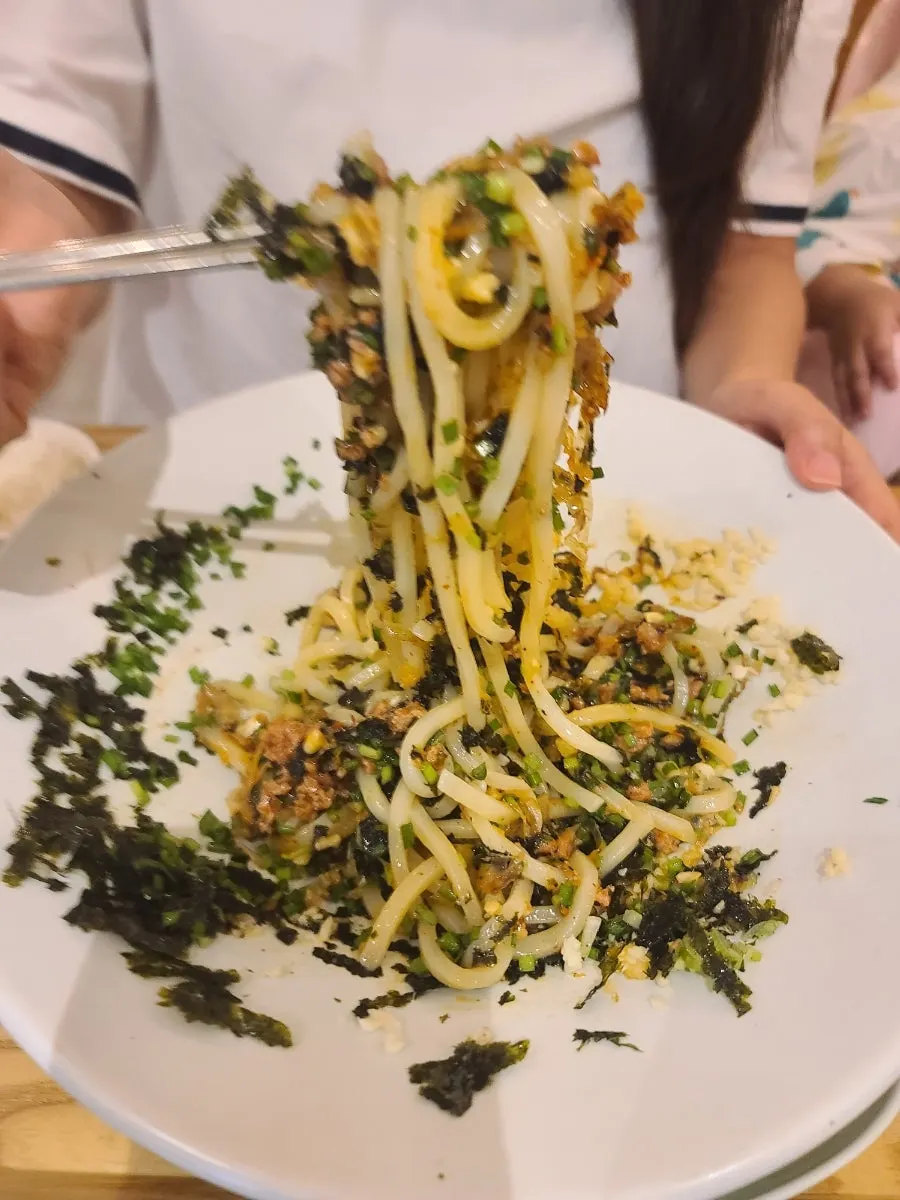 Mixing the mazesoba udon