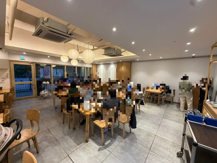 Quiet interior tables at Chilseong Jemyeonso Suji Main Branch around 5pm