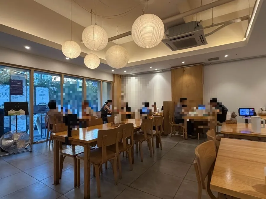 Chilseong Jemyeonso dining room nearly full around 6pm