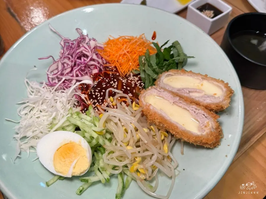 Jjolmyeon noodles tossed in sauce