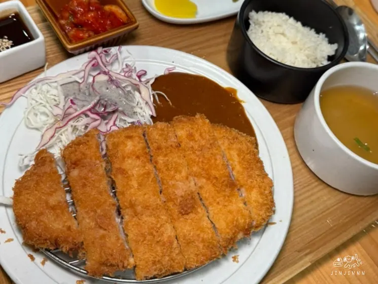 Sharing the pork cutlet alongside the jjolmyeon