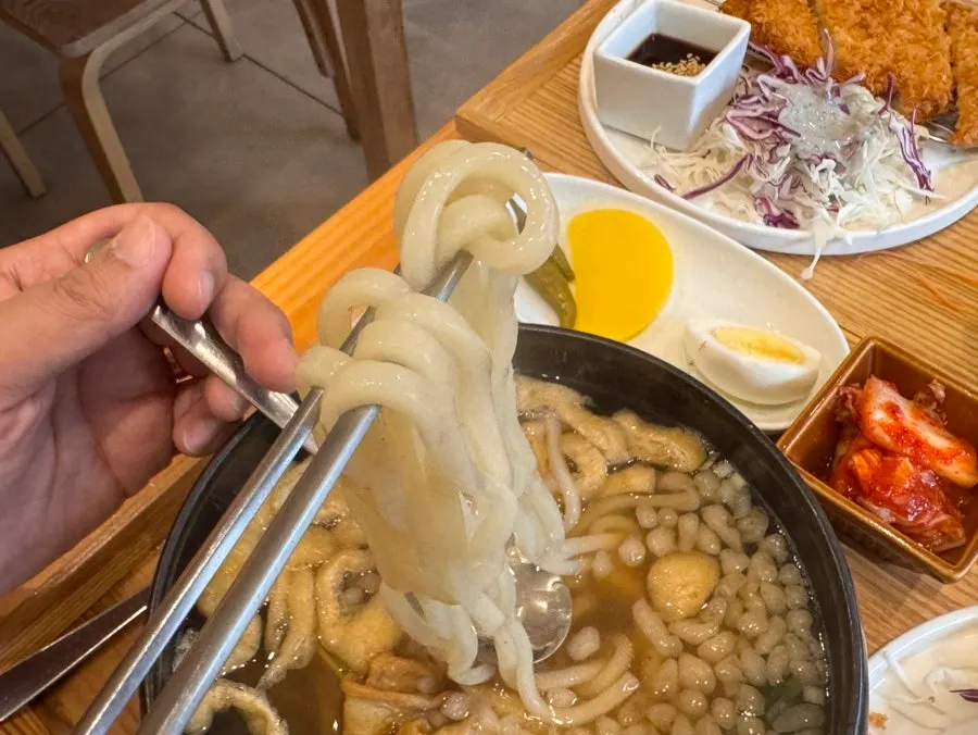 Broth and noodles of the udon at Chilseong Jemyeonso