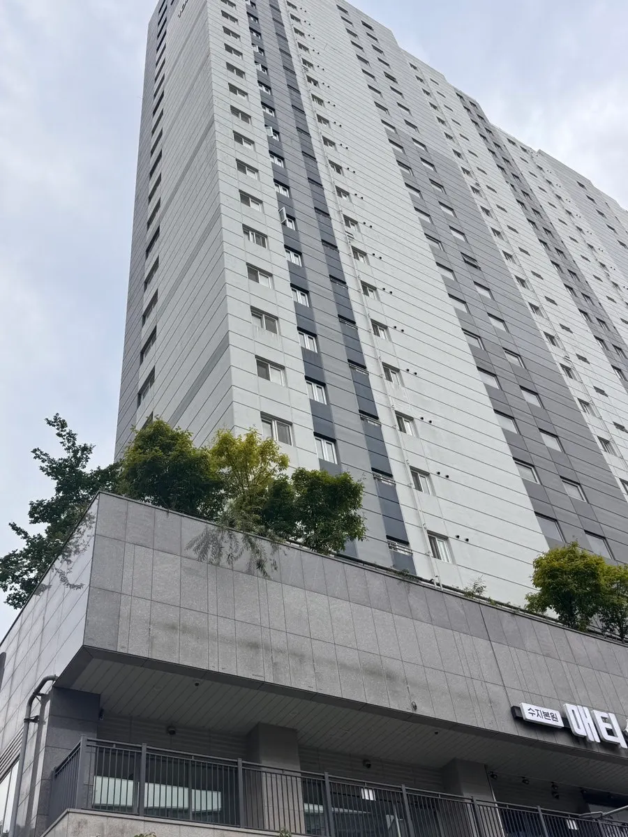 Street in front of the mixed-use building housing Chilseong Jemyeonso