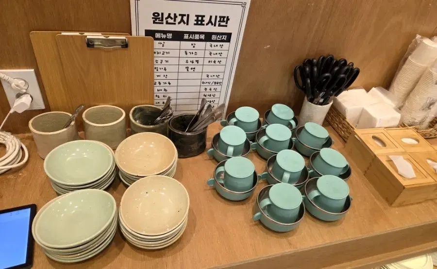 아이 식기류가 놓인 셀프바