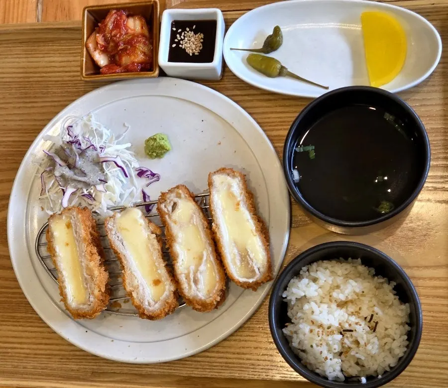 칠성제면소 리얼치즈돈가스 한 접시