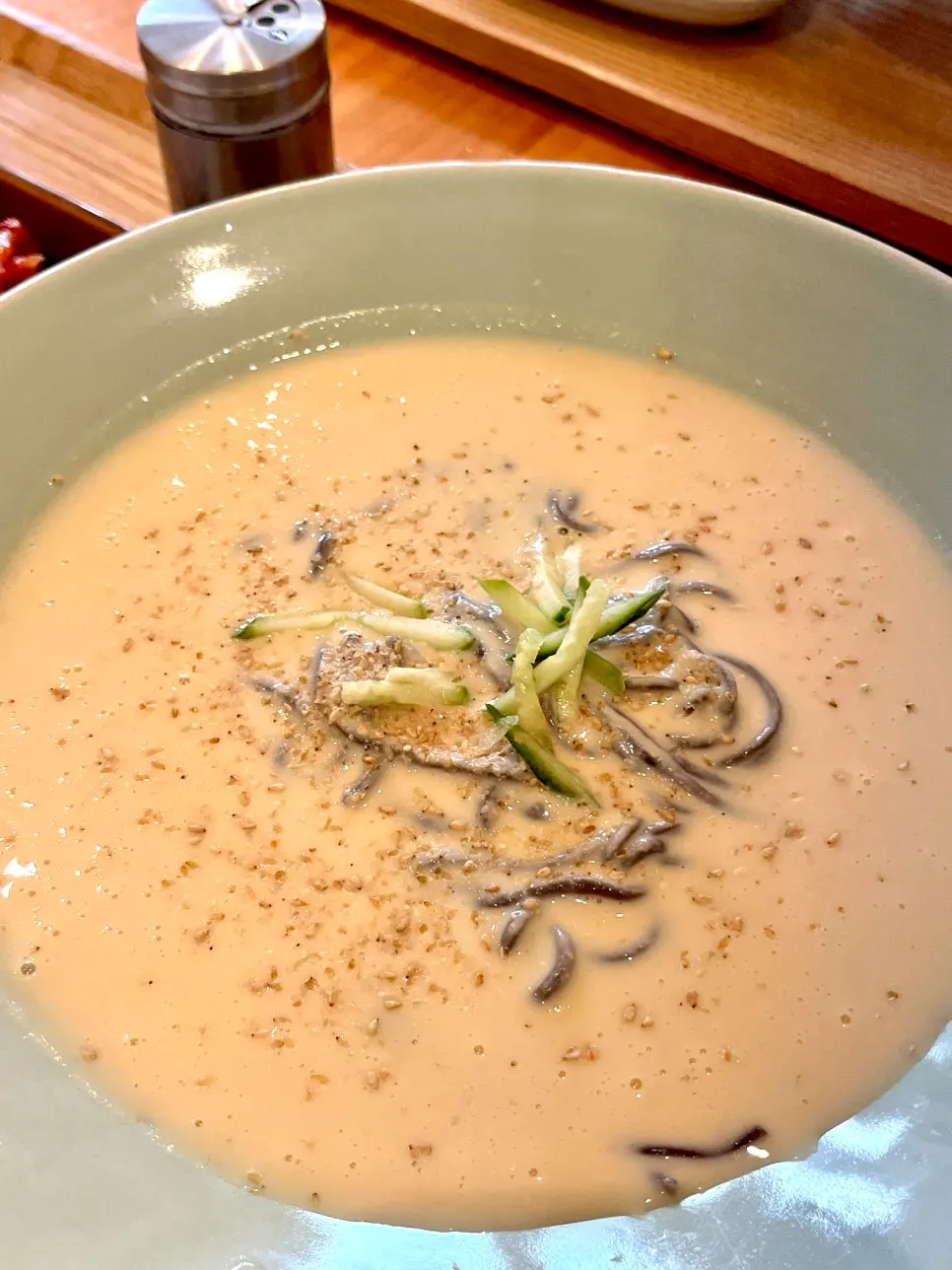 진한 콩물의 수제메밀콩국수 한 그릇