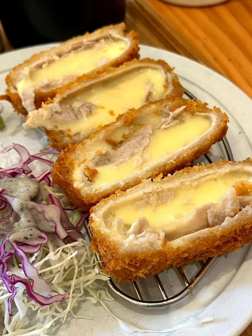 단면에 치즈가 보이는 치즈돈가스