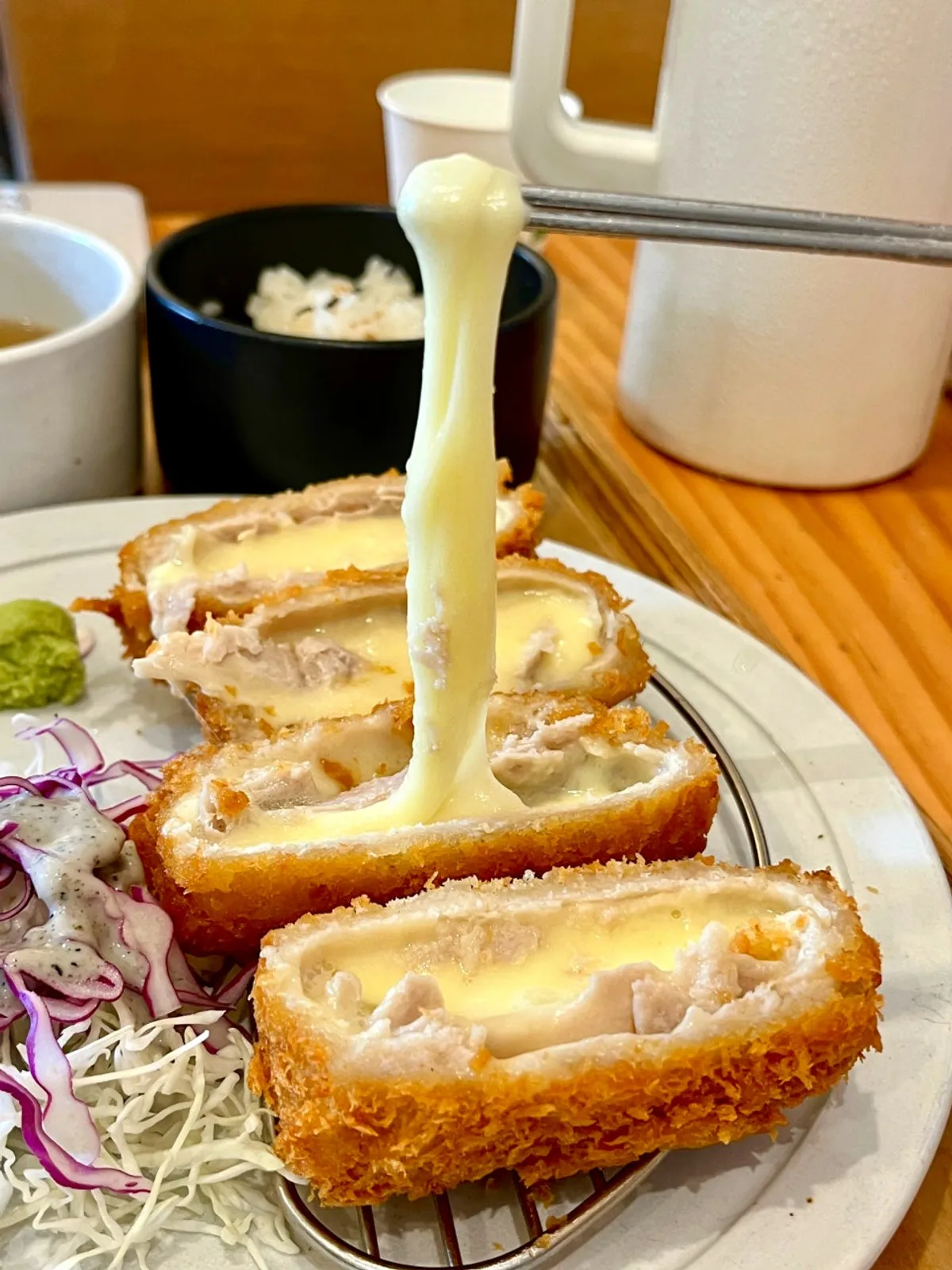길게 늘어나는 치즈돈가스 치즈