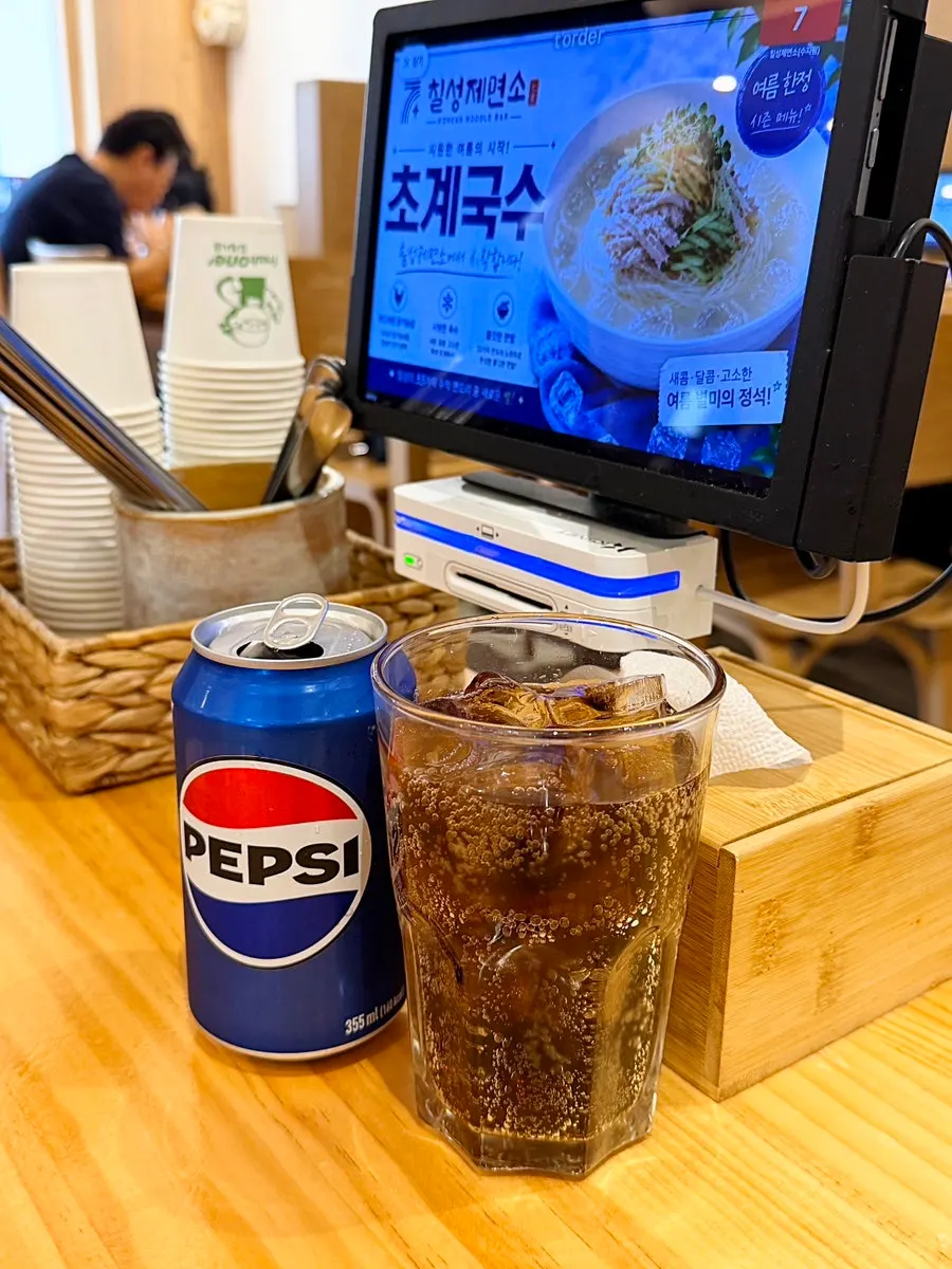 태블릿 주문 화면과 이벤트 안내
