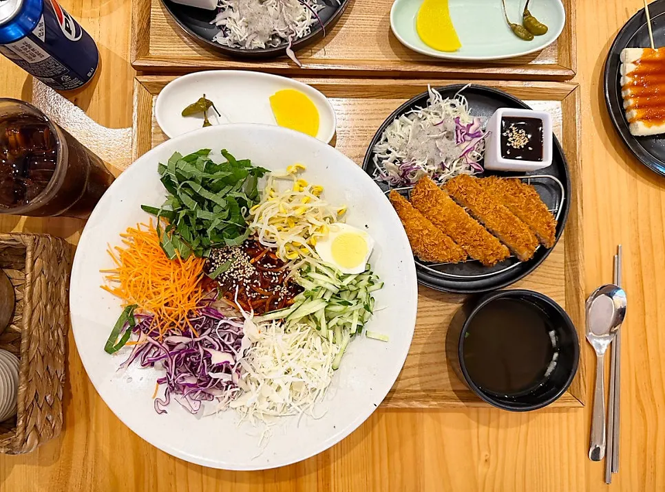정식에 함께 나온 돈까스 접시
