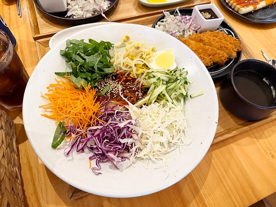 칠성비빔쫄면 정식 한 상