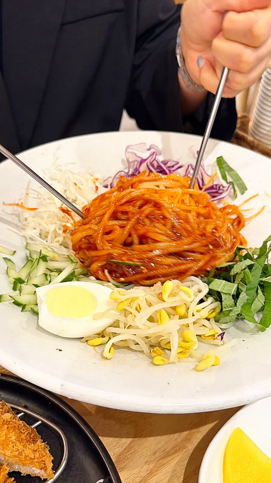 야채가 푸짐하게 올라간 비빔쫄면