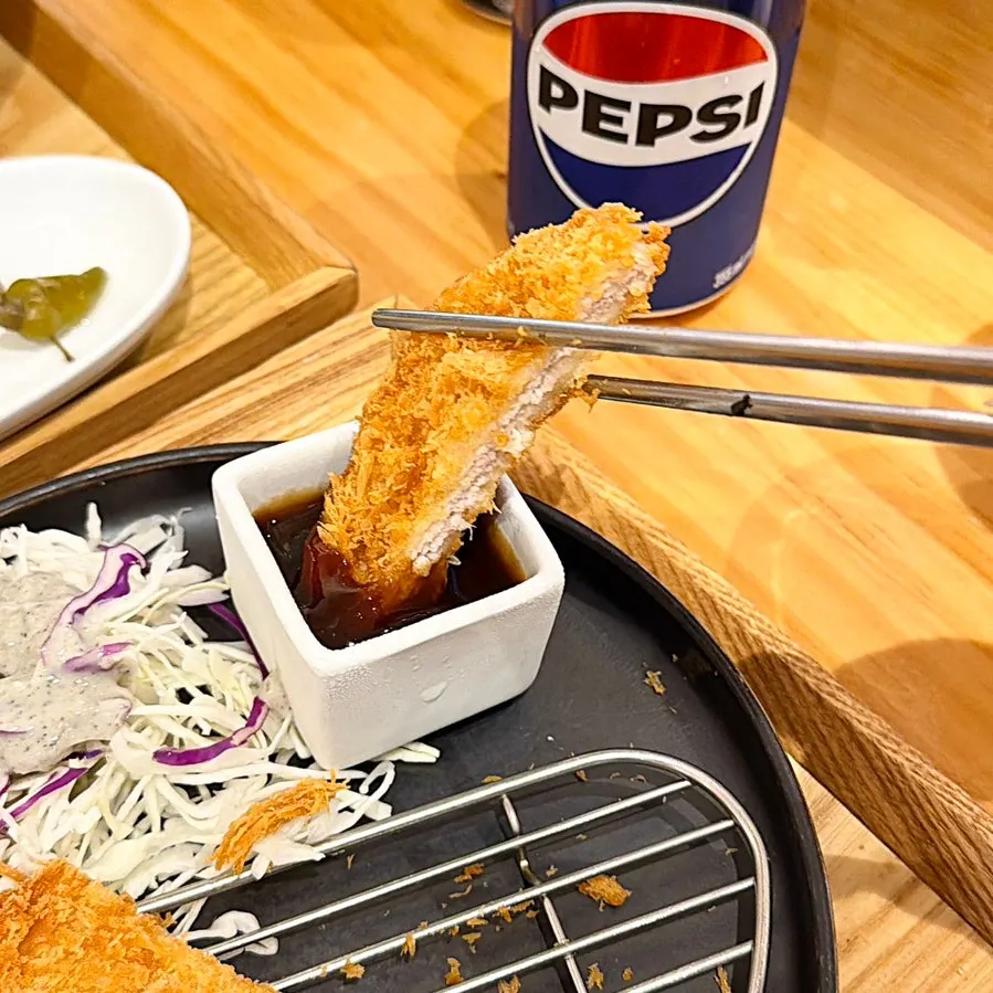바삭하게 튀겨진 돈까스 단면