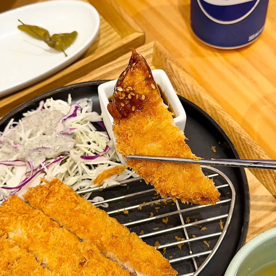 소스에 찍어 먹는 돈까스 한 조각