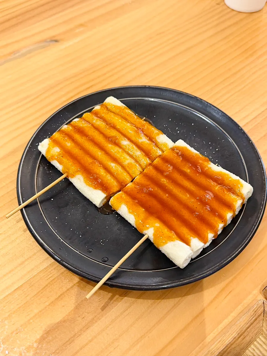 매콤달콤 양념 바른 떡꼬치
