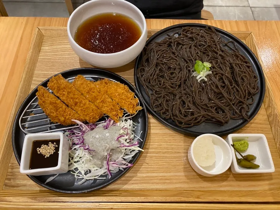 차례로 서빙된 면 요리 한 상
