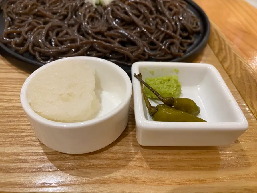 판메밀소바정식 구성 접시