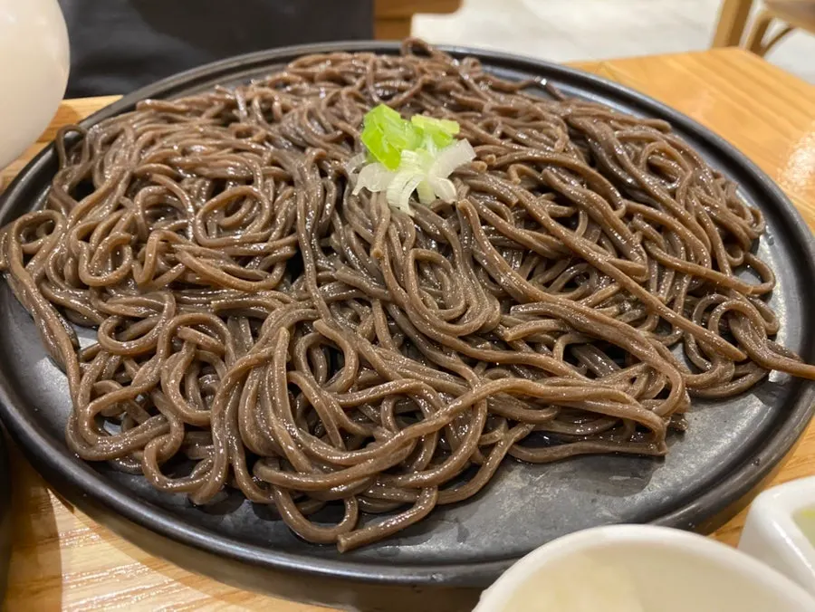 살얼음 쯔유와 갈은 무, 와사비, 고추절임