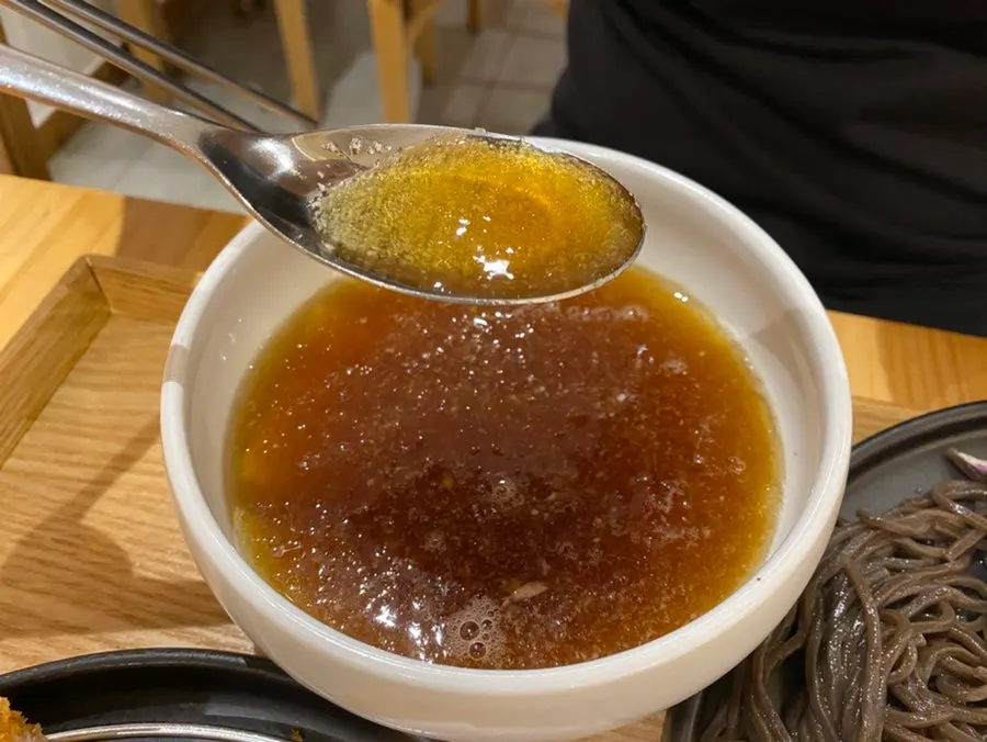 쯔유에 적신 판메밀 면발