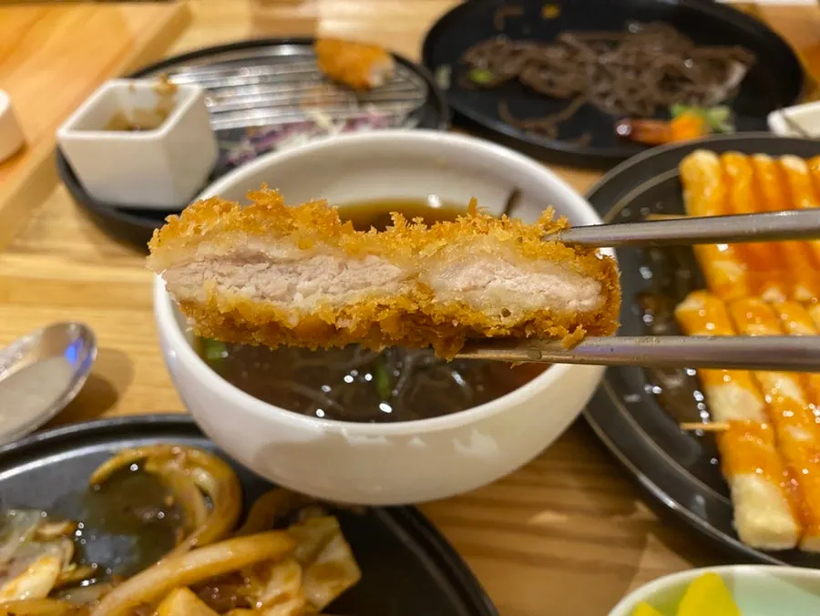 두툼한 고기가 보이는 돈가스 단면