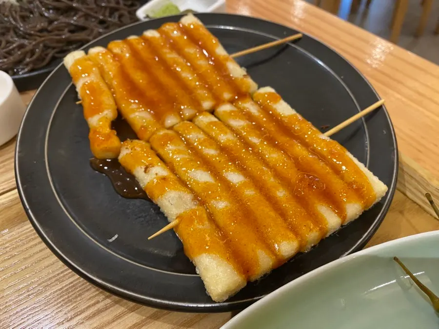 양념을 바른 사이드 떡꼬치