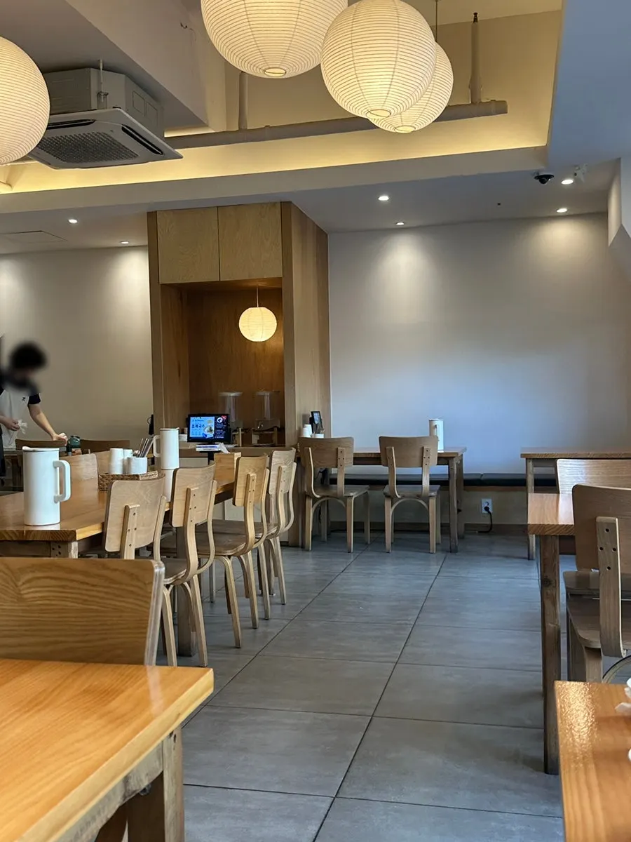 주말 점심 칠성제면소 수지본점 홀 모습