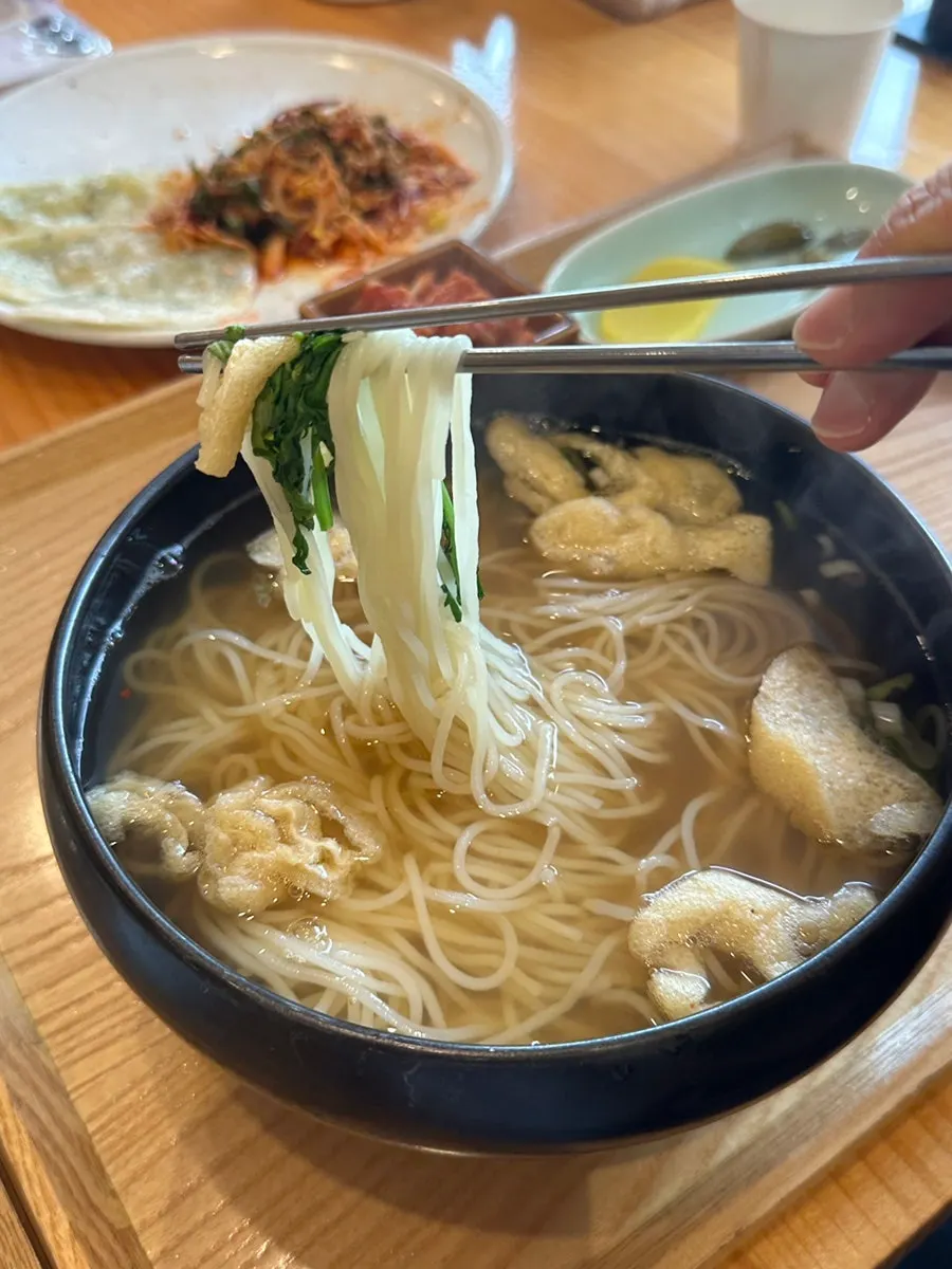 유부와 쑥갓 고명이 올라간 생면국수