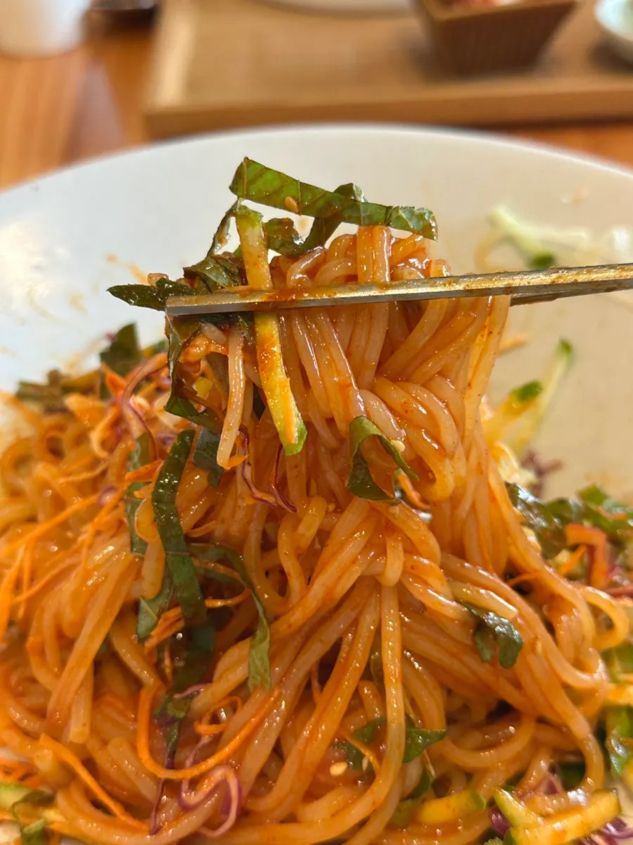 양념에 비빈 매운 비빔쫄면