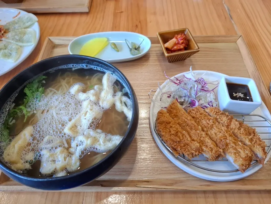비빔쫄면 면발 클로즈업