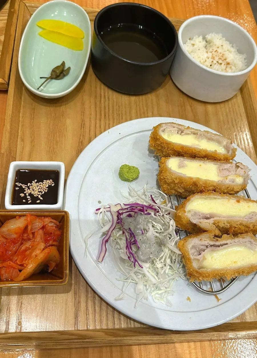 칠성제면소 리얼치즈돈가스 접시