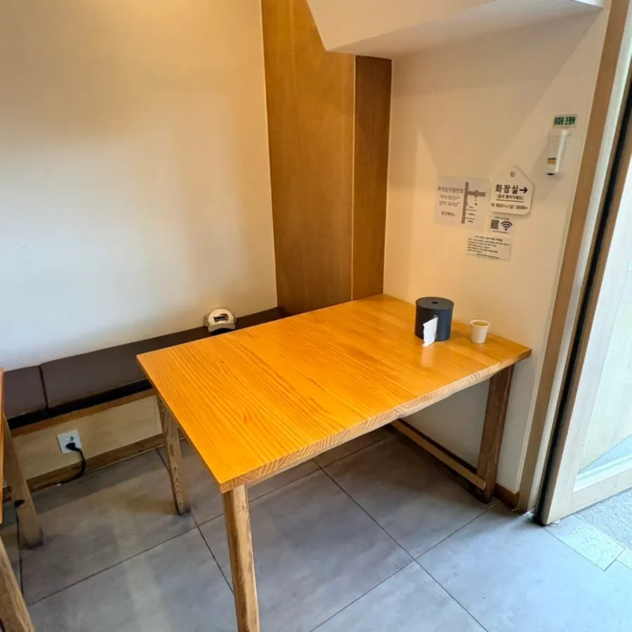 ที่นั่งว่างภายในร้าน Chilseong Jemyeonso Suji Main Branch