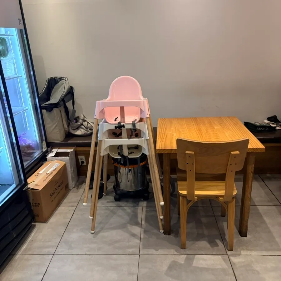 ที่นั่งพร้อมเก้าอี้เด็กเล็กในร้าน Chilseong Jemyeonso