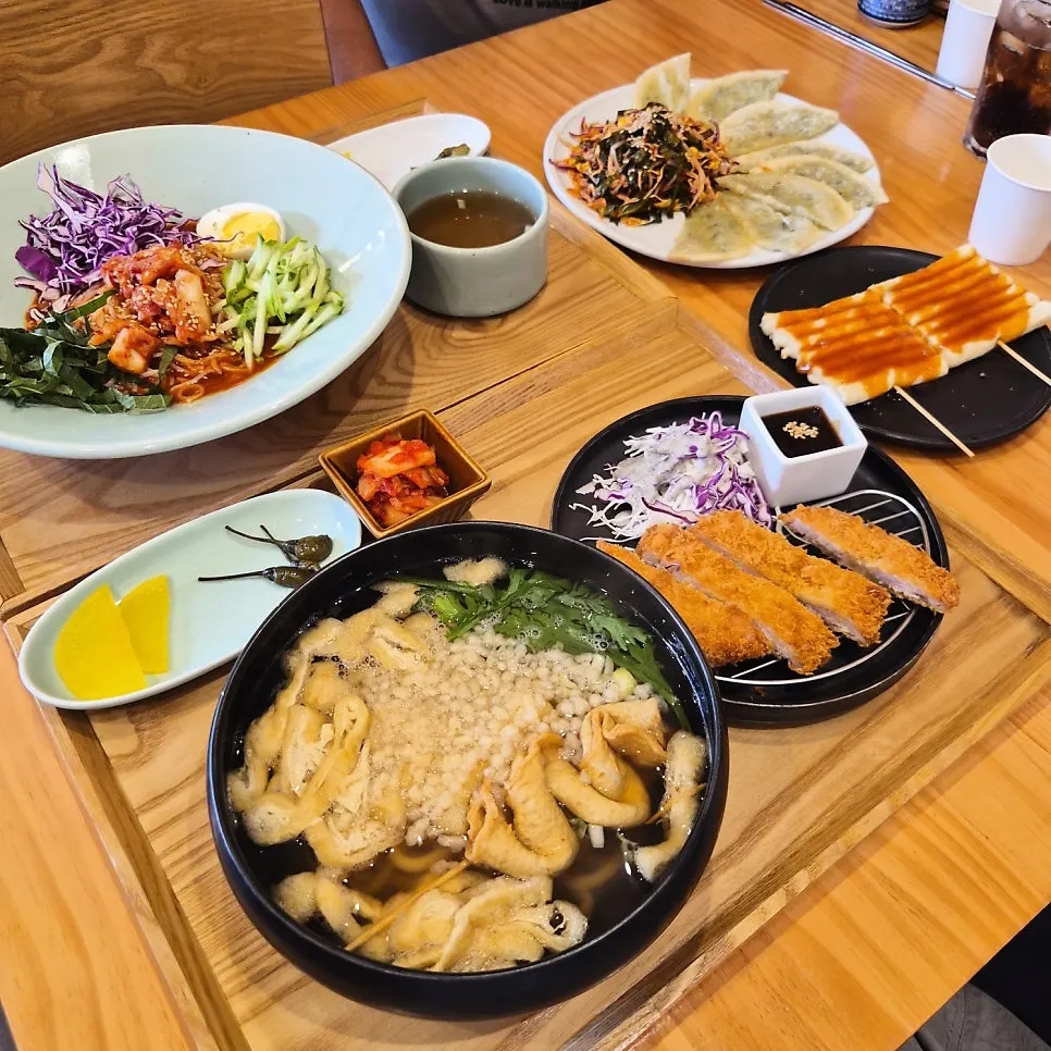 테이블에 차려진 주문 메뉴 한 상
