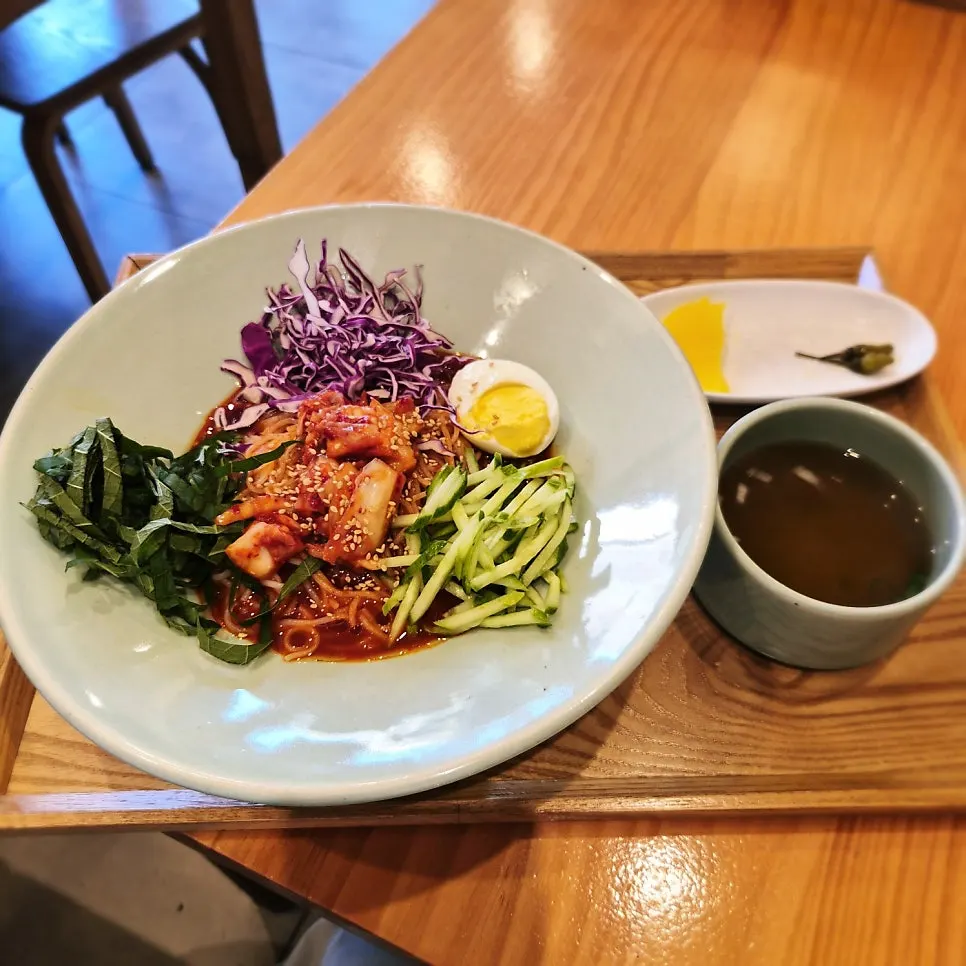 야채가 들어간 생면김치 비빔국수