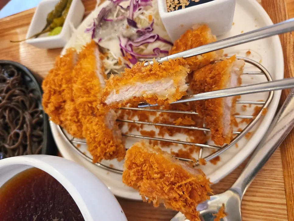 Crispy pork cutlet served with the soba set