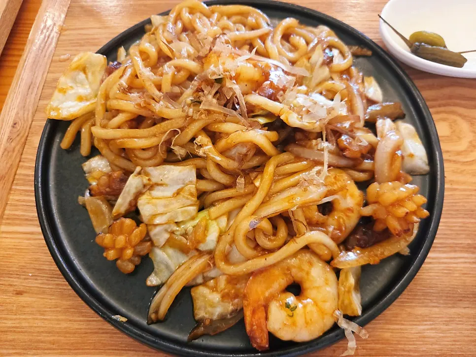 Freshly served Chilseong seafood yaki udon