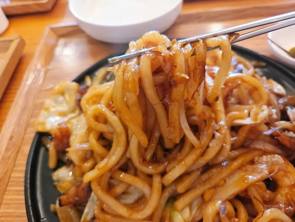 Yaki udon noodles with seafood and vegetables