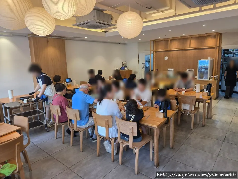 Spacious seating inside Chilseong Jemyeonso