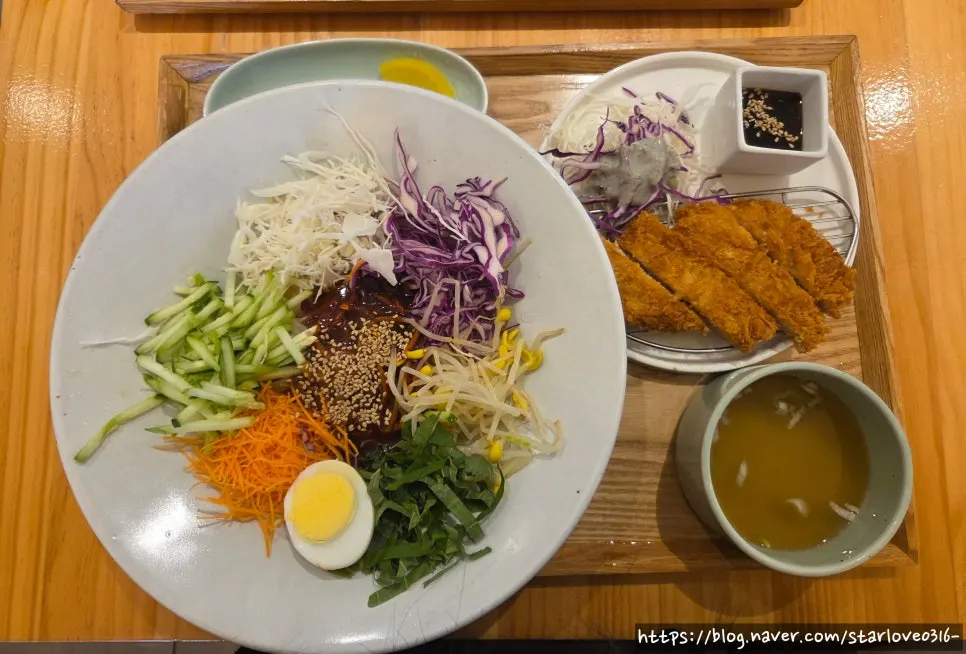 Table setting of the Chilseong Bibim Jjolmyeon set