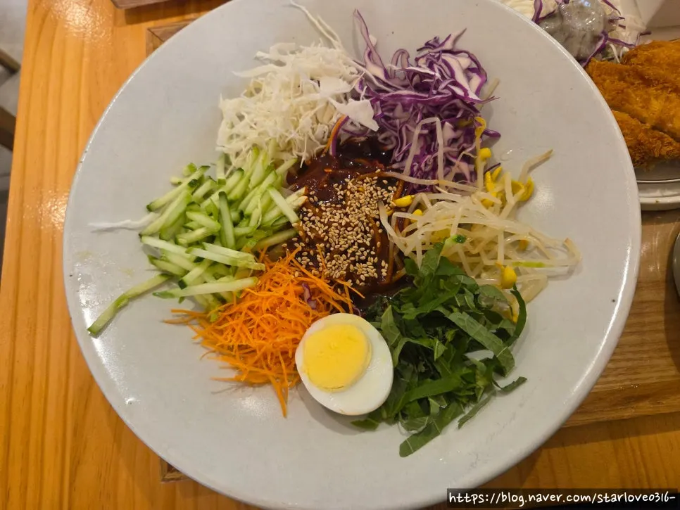 Chilseong bibim jjolmyeon topped with vegetables