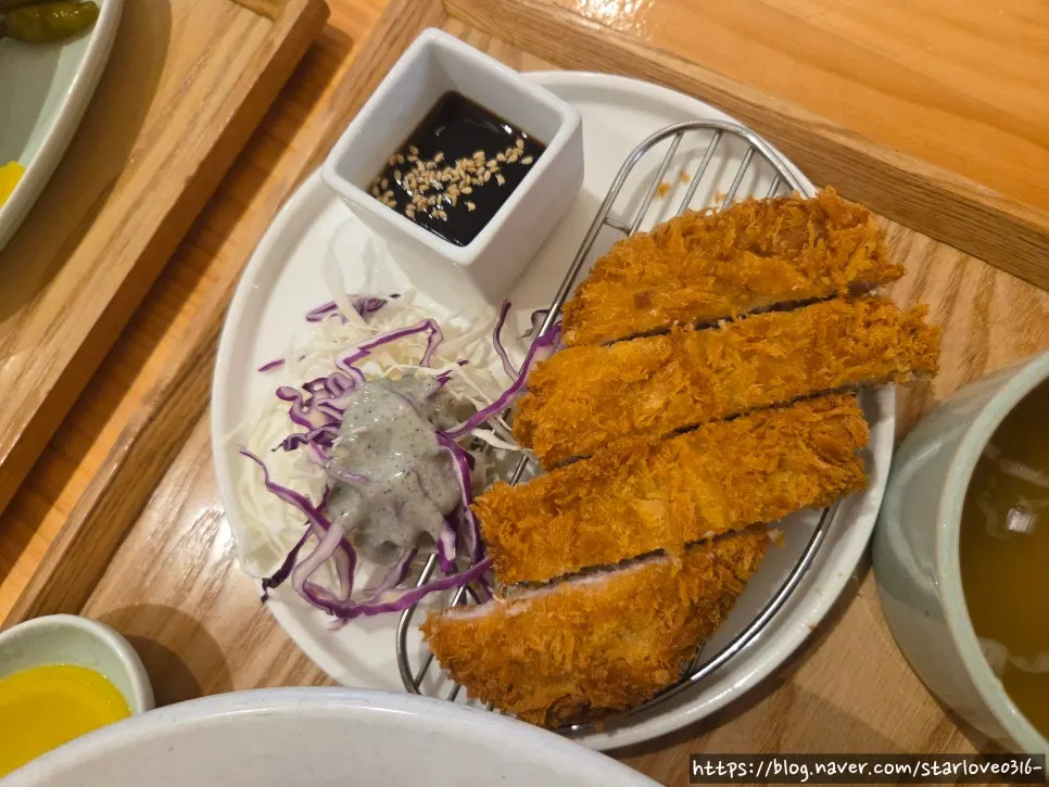 Four pieces of pork cutlet with salad