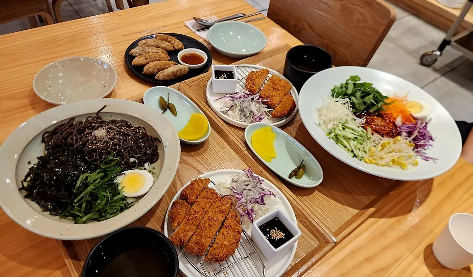 Full spread of the Chilseong bibim jjolmyeon set