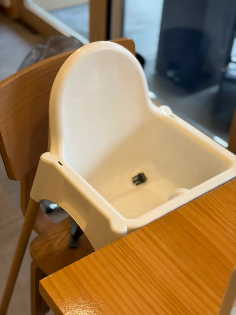 매장에 비치된 아기의자