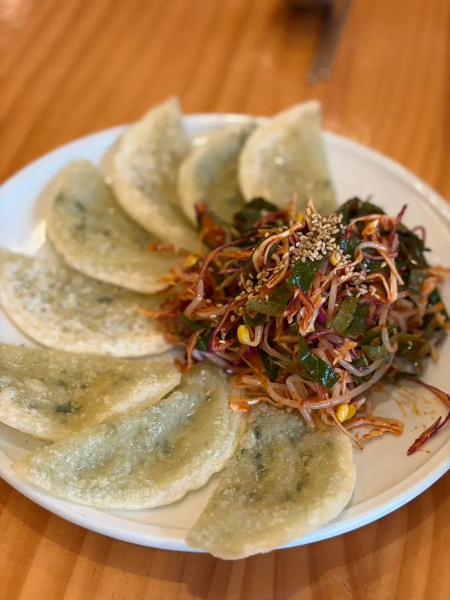 야채무침납작만두 한 접시